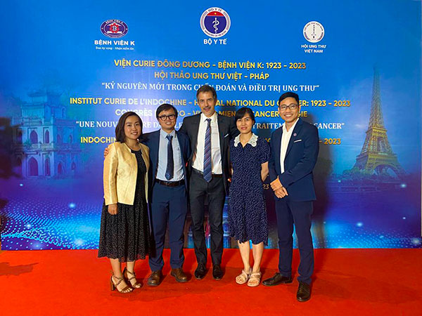 Professeur Bousquet à la cérémonie de remise de prix pour les 100 ans de l’institut Curie d’Indochine entouré de ses étudiants en cotutelle et de son homologue vietnamien le Dr Van Tu Dao. Le 10 novembre 2023 Professeur Bousquet à la cérémonie de remise de prix pour les 100 ans de l’institut Curie d’Indochine